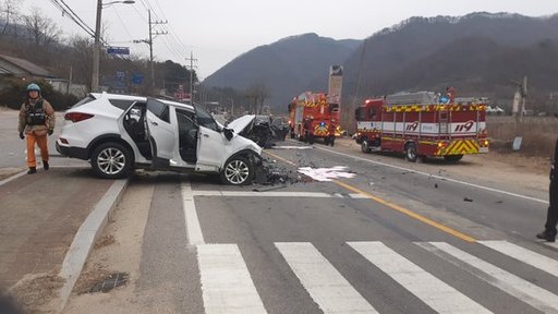 지난 2일 오후 4시 42분쯤 경기도 포천시 영중면 성동리 도로에서 발생한 교통사고로 사고차량들이 심하게 구겨져있다. 포천소방서 제공
