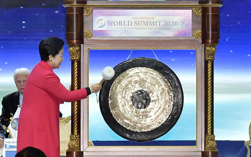 한학자 총재가 4일 경기도 고양 킨텍스 제1전시장에서 열린 월드서밋 2020 총회에서 결의문을 선포하며 타징하고 있다. 고양=하상윤 기자