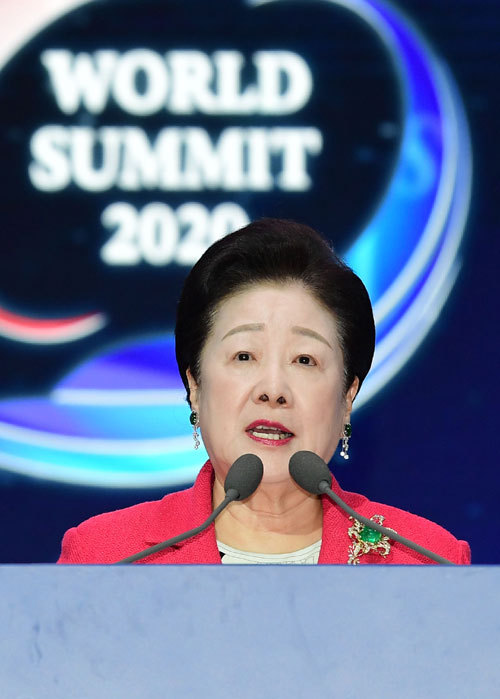 세계평화통일가정연합 한학자 총재가 4일 경기 고양 일산 킨텍스에서 열린 ‘월드 서밋 2020’ 총회에서 특별연설을 하고 있다. 고양=남정탁 기자