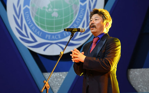 4일 경기도 고양시 킨텍스에서 개최한 '월드서밋 2020'에서 성악가 김동규의 식전공연이 열리고 있다. 고양=남정탁 기자