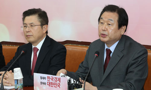 황교안 자유한국당 대표(왼쪽), 김무성 의원. 뉴시스