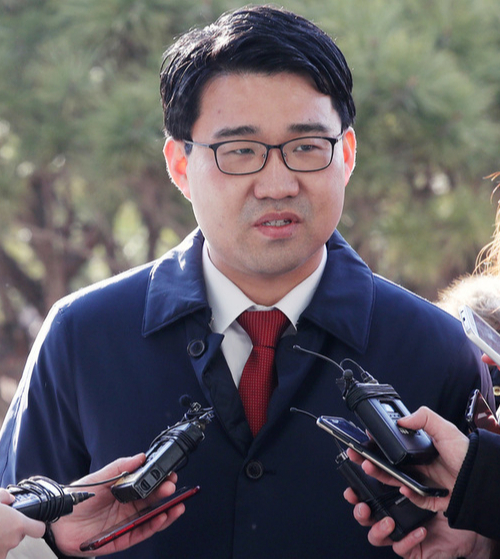 자유한국당 원영섭 조직부총장이 지난해 1월 한국당 법류지원단 소속 변호사 자격으로 서울 송파구 서울동부지검에 출석해 기자들의 질문에 답하고 있다. 뉴시스