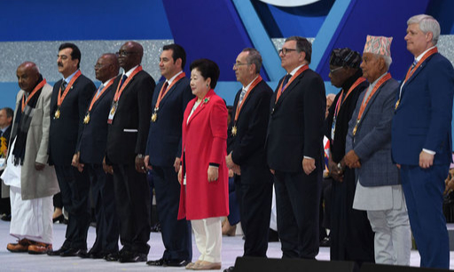 4일 경기도 일산 킨텍스에서 열린 월드서밋 2020 총회에서 한학자 총재가 ISCP 메달 수여식 후 기념촬영을 하고 있다. 고양=이제원 기자