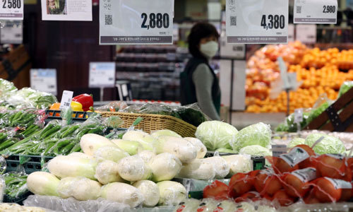 올 1월 소비자물가가 14개월 만에 최대 폭(1.5%)으로 올랐다. 채소류 값은 전년 동월 대비 16% 가까이 급등했다. 사진은 이날 서울의 한 대형마트 채소 매장. 뉴스1