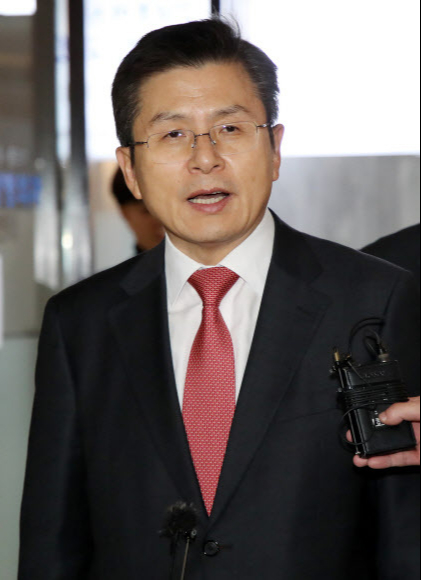 황교안 자유한국당 대표가 4일 서울 여의도 한 일식당에서 경북지역 의원들과 만찬을 하기 위해 입장하던 중 취재진의 질문에 답하고 있다. 뉴시스