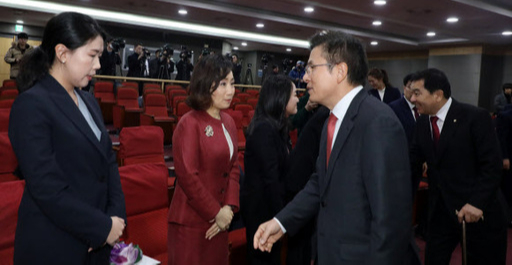 황교안 자유한국당 대표, 심재철 원내대표가 4일 서울 여의도 국회 의원회관에서 열린 ‘2020 인재영입’ 환영식에서 9번째인 전주혜 변호사 등 여성 법조인 7명과 인사하고 있다. 뉴스1