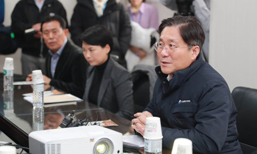 성윤모 산업통상자원부 장관(오른쪽)이 4일 경기 포천시의 보건용 마스크 원자재 생산업체를 방문해 업계의 애로사항을 듣고 있다. 산업통상자원부 제공