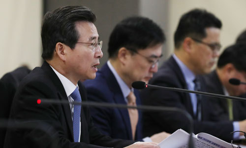 김용범 기획재정부 1차관(왼쪽)이 4일 서울 은행회관에 열린 거시경제금융회의에서 마스크 매점매석 등 시장교란 행위를 엄정 조치하겠다고 밝히고 있다. 뉴스1