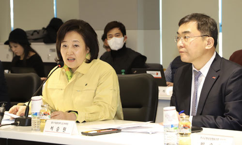 박영선 중소벤처기업부 장관(왼쪽)이 4일 경기 시흥시 건설장비 제조업체를 방문해 관련 업체에 대한 지원 방안을 설명하고 있다. 중소벤처기업부 제공