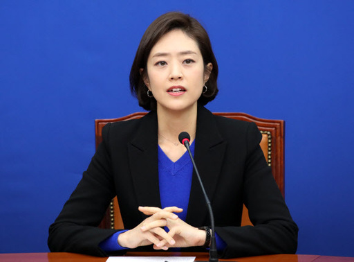 고민정 전 청와대 대변인이 2일 오후 서울 여의도 국회에서 열린 더불어민주당 입당 기자회견에서 인사하고 있다. 뉴시스