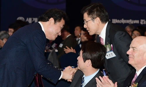 지난 3일 서울 중구 롯데호텔에서 열린 세계일보 창간 31주년 기념식에서 황교안 자유한국당 대표(오른쪽)와 이낙연 전 국무총리가 악수를 하고 있다. 이재문 기자