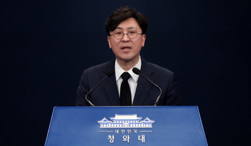 한정우 신임 청와대 춘추관장이 6일 기자들에게 소감을 말하고 있다. 연합뉴스