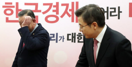 이찬열 무소속 의원이 6일 서울 여의도 국회에서 황교안 자유한국당 대표와 인사 후 자리에 앉고 있다. 뉴스1