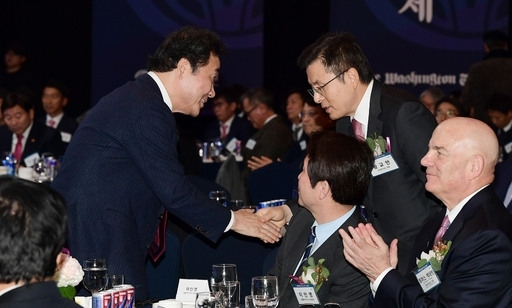 자유한국당 황교안 대표가 7일 서울 종로 출마를 선언해 더불어민주당 이낙연 상임고문과의 ‘빅매치’가 벌어지게 됐다. 사진은 황 대표(오른쪽)와 이 고문이 지난 3일 롯데호텔서울에서 열린 세계일보 창간 31주년 기념식에서 만나 악수하는 모습. 이재문 기자