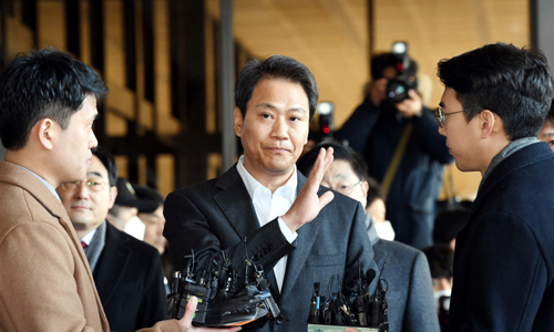 ‘청와대 울산시장 선거개입 의혹’과 관련해 임종석 전 청와대 비서실장(가운데)이 지난달 30일 오전 서울 서초구 서울중앙지검에 피의자 신분으로 출석하고 있다. 서상배 선임기자