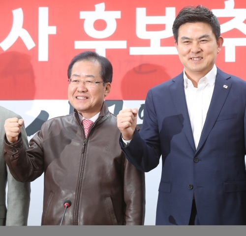 김태호 자유한국당 전 의원(오른쪽)과 홍준표 전 대표. 뉴시스