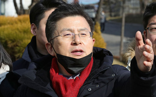 4·15 총선 서울 종로에 출마를 선언한 자유한국당 황교안 대표가 9일 오후 서울 종로구 정독도서관에서 취재진의 질문에 답하고 있다. 연합뉴스