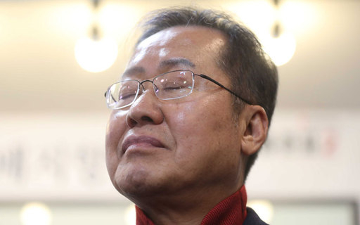 김형오 자유한국당 공천관리위원장이 홍 전 대표 지지자에게 인사말을 하는 동안 홍 전 대표가 경청하고 있다. 연합뉴스