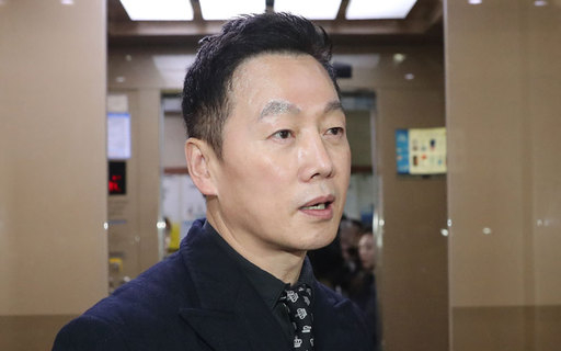 정봉주 전 의원이 이해찬 대표와 국회 의원회관 의원실에서 면담을 마친 후 이동하며 취재진 질문에 답하고 있다. 연합뉴스