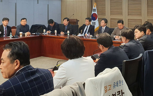 새로운보수당 국회의원과 원외위원장들이 9일 국회 의원회관에서 긴급 모임을 갖고 유승민 의원의 ‘신설 합당’ 제안과 불출마 선언 관련 후속 조치를 논의하고 있다. 연합뉴스