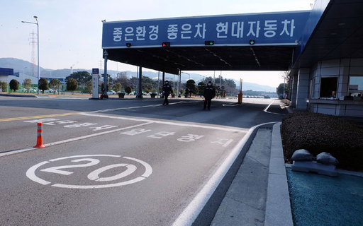 현대차 울산공장 전체가 휴업에 들어가면서 평소 울산공장 명촌정문으로 줄지어 출입하던 부품 차량이 없어 한산한 모습이다. 연합뉴스