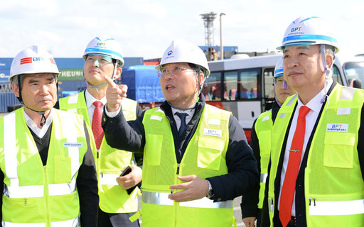 성윤모 산업통상자원부 장관이 6일 부산 북항을 방문, 신종 코로나 바이러스 감염증으로 인한 중국 수출관련 물류상황을 점검하고 있다. 연합뉴스