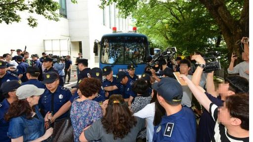 지난해 9월2일 제주지법에서 전 남편을 잔혹하게 살해한 뒤 시신을 훼손·유기한 혐의를 받는 고유정의 2차 공판이 열린 가운데 시민들이 고유정 탄 호송차량을 막아서고 있다. 제주=뉴시스