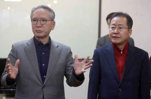 김형오 자유한국당 공천관리위원장(왼쪽)이 9일 경남 밀양시 홍준표 전 대표 선거 사무실을 찾아 홍 전 대표 지지자에게 인사말을 하고 있다. 김 위원장은 이날 홍 전 대표에게 서울 출마를 권유하기 위해 밀양을 찾았다. 연합뉴스