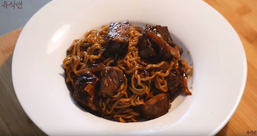 ‘한우 채끝 짜파구리’. 유튜브 채널 ’육식맨’ 캡처