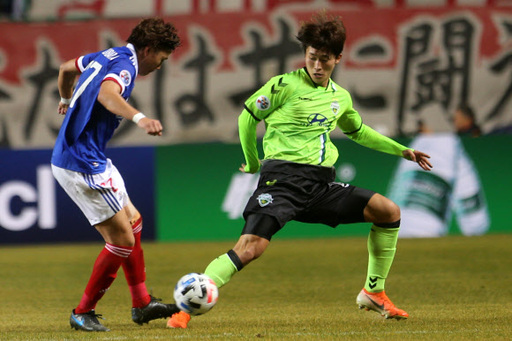 12일 전주월드컵경기장에서 열린 2020 AFC 챔피언스리그 전북과 요코하마 경기에서 전북 조규성이 상대 선수의 공을 빼앗고 있다. 전주=연합뉴스