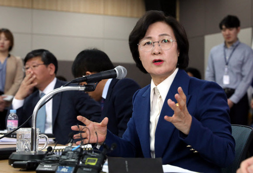 추미애 법무부장관이 11일 오후 경기도 과천 법무부청사에서 취임 후 첫 기자간담회를 열고 취재진의 현안 관련 질의에 답하고 있다. 뉴스1