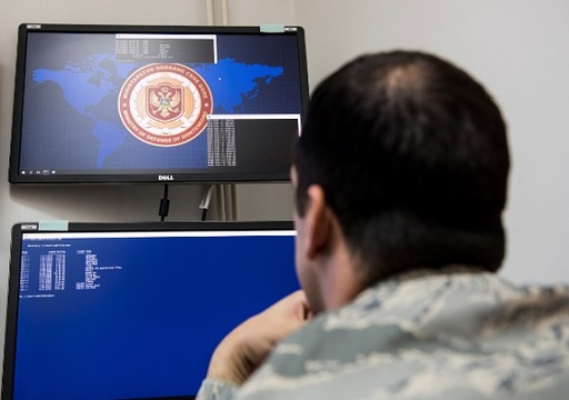 미군 사이버사령부 요원이 컴퓨터 모니터를 들여다보며 불순한 세력의 미군 네트워크 침입 여부를 감시하고 있다. 미 국방부 홈페이지