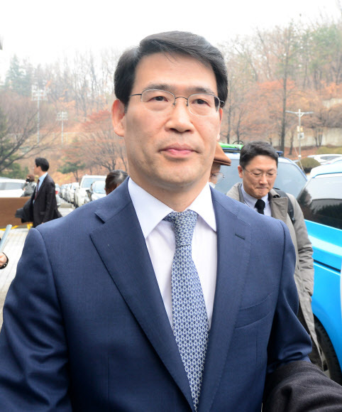 양승태 사법부 시절 검찰 수사자료를 법원행정처에 누출한 혐의로 법정에 선 신광렬 전 서울중앙지법 형사수석부 판사가 13일 오전 서울 서초구 서울중앙지방법원에서 1심 선고를 마치고 법정을 나서고 있다. 뉴스1