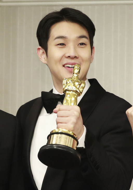 배우 최우식이 9일(현지시간) 오후 미국 로스앤젤레스 더 런던 웨스트 할리우드에서 열린 제92회 아카데미 시상식 영화 ‘기생충’(감독 봉준호) 기자회견에 참석해 트로피를 들고 포즈를 취하고 있다. LA(미국)=뉴스1