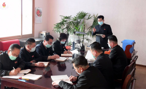 북한 조선중앙TV가 12일 북한 김재룡 내각총리가 신종 코로나바이러스 감염증(코로나19)에 대한 방역 상황 점검을 위해 중앙과 평안남도, 황해북도, 남포시 비상방역지휘부사업을 현지 시찰했다고 보도했다. 뉴시스