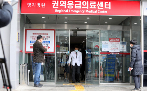 국내 코로나19 확진 환자 3명이 격리 해제됐다. 사진은 12일 오후 경기도 고양 명지병원 의료진이 격리병동을 나서는 모습. 연합뉴스