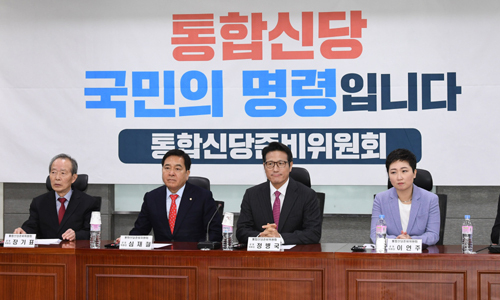 박형준 통합신당준비위원회 공동위원장(오른쪽)이 13일 국회의원 회관에서 통합신당의 공식 명칭을 ‘미래통합당’으로 확정했다고 발표하고 있다. 남정탁 기자