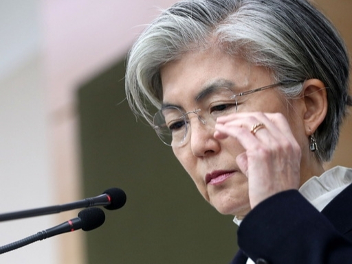 강경화 외교부 장관이 6일 오전 서울 도렴동 외교부청사에서 신년 기자회견 중 취재진 질문을 경청하고 있다. 뉴시스