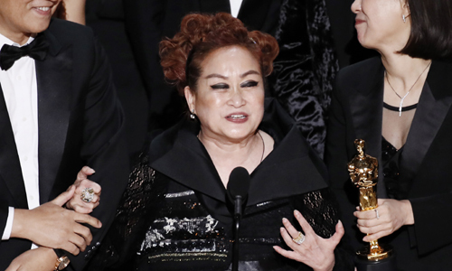 이미경 CJ그룹 부회장이 9일(현지시간) 아카데미 시상식에서 ‘기생충’이 최고작품상을 수상하자 영화 관계자들과 기쁨을 나누고 있다. 로스앤젤레스=EPA연합뉴스