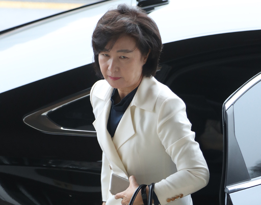 추미애 법무부 장관이 13일 오전 경기도 정부과천청사 법무부로 출근하고 있다. 과천=연합뉴스