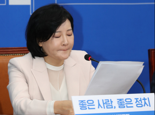 더불어민주당 영입인재 13호 이수진 전 부장판사가 27일 서울 여의도 국회에서 열린 당 인재영입 발표식에서 자신의 어린시절을 얘기하던 중 울음을 참고 있다. 뉴시스