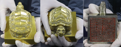 19일 서울 국립고궁박물관에서 열린 ‘국새 대군주보·효종어보 환수 언론 공개회’에서 문화재청 관계자가 ‘효종 어보’를 들어 보이고 있다. 뉴시스