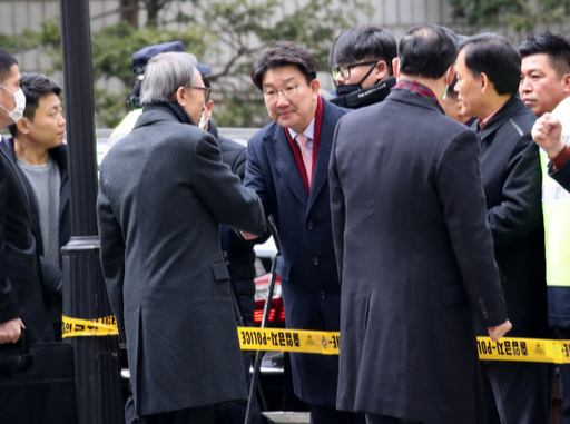 340억대 횡령과 100억원대 뇌물수수 등 혐의로 기소돼 2심에서 징역 17년을 선고받고 다시 구속수감된 이명박 전 대통령이 19일 오후 서울 서초구 서울고등법원에서 열린 항소심 선고공판에 출석하며 미래통합당 권성동 의원과 악수하고 있다. 연합뉴스