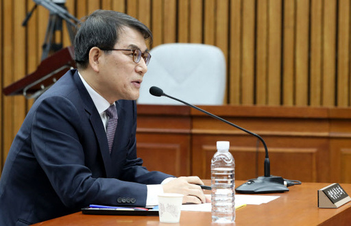 노태악 대법관 후보자가 19일 오전 서울 여의도 국회에서 열린 인사청문회에서 의원 질의에 답하고 있다. 노 후보자 인사청문회는 부동산 '다운계약서' 작성과 공수처와 사법농단에 관한 입장이 쟁점이 되고 있다. 뉴스1