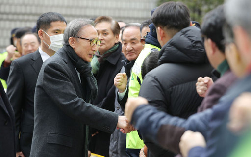 이명박 전 대통령이 항소심 선고 공판에 출석하기 전 지지자들과 인사를 나누고 있다. 연합뉴스