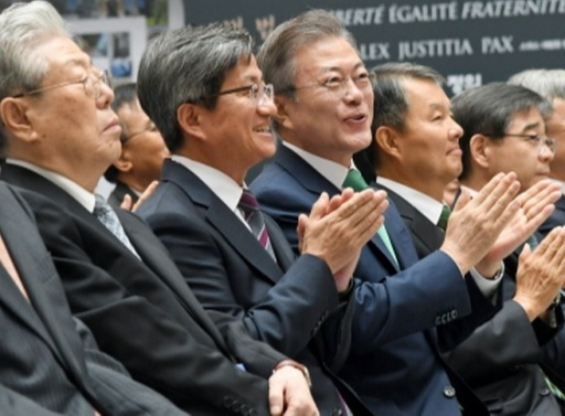 문재인 대통령이 2018년 9월 사법부 창설 70주년 기념식에 참석해 손뼉을 치고 있다. 문 대통령 바로 왼쪽이 김명수 대법원장. 대법원 제공