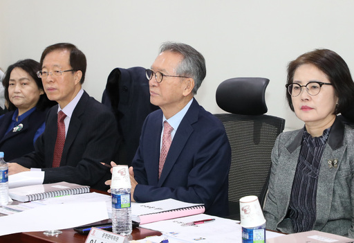 김형오 미래통합당 공천관리위원장(오른쪽 두 번째)이 20일 오전 서울 여의도 국회 의원회관에서 총선 공천 신청자 면접을 보고 있다. 연합뉴스