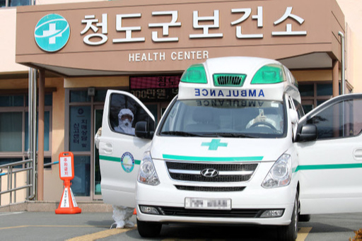 대구·경북 신종 코로나바이러스 감염증(코로나19) 확진자가 하루 사이 41명이 늘어난 21일 오전 경북 청도군보건소 앞에서 환자 이송을 위해 구급차가 세워져 있다. 연합뉴스