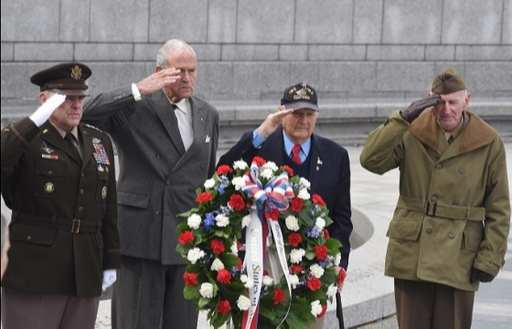 마크 밀리 미 합참의장(왼쪽)과 제2차 세계대전 참전용사들이 19일(현지시간) 미국 워싱턴 2차 대전 추모관에서 열린 ‘이오지마 전투 75주기 추모식’에서 경례를 하고 있다. 미 국방부