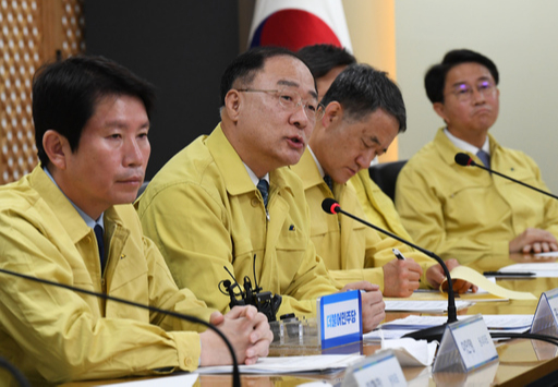 홍남기 경제부총리가 25일 서울 여의도 더불어민주당사에서 열린 고위당정협의회에서 정부의 신종코로나바이러스 감 염증(코로나19) 대응책에 대해 발언하고 있다. 이인영 더불어민주당 원내대표, 홍 부총리, 박능후 보건복지부 장관. 허정호 선임기자